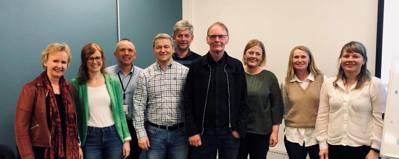 Oslo 2022.jpg Den nasjonale prosjektgruppen for pilot studien Back 2 School i Norge: Fra venstre: Bente Storm Mowatt-Haugland (UiB), Kristin Gartner Askeland (NORCE), Simon Peter Neumer (RBUP Sør/Øst), Frode Adolfsen (RKBU Nord, UiT), Jo Magne Ingul (RKBU Midt, NTNU), Mikael Thastum (prosjektleder B2S Danmark), Henriette Kyrrestad (RKBU Nord, UiT), Trude Havik (UiS), Toril Sørheim Nilsen (UiT), Marte Rye (RKBU Nord, UiT) ikke tilstede